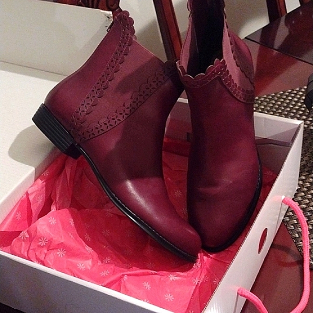 🌟 WORN ONCE 🌟 Issac Mizrahi *Live* Wine colored booties!🌷